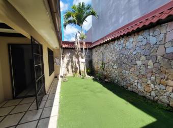 Se vende casa con patio en San Pablo Heredia 26-1080