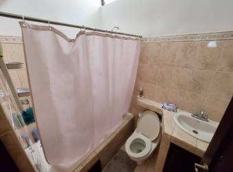 Se vende casa con patio en San Pablo Heredia 26-1080