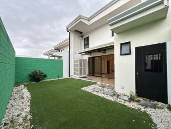 Se vende casa con patio en Ulloa Heredia 26-1081