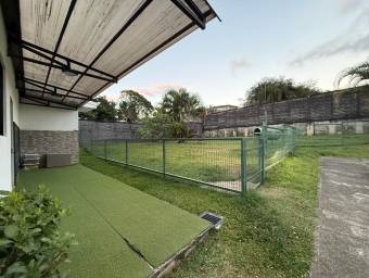 Se vende casa con patio en Ulloa Heredia 26-1081