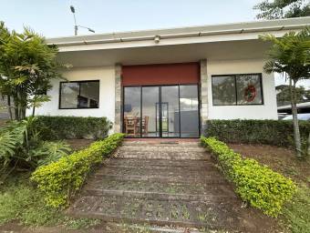 Se vende casa con patio en Ulloa Heredia 26-1081