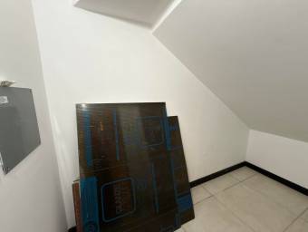 Se vende casa con patio en Ulloa Heredia 26-1081