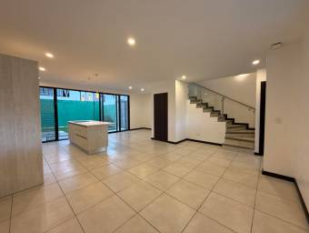 Se vende casa con patio en Ulloa Heredia 26-1081