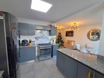 Se vende casa con patio en Heredia 26-993