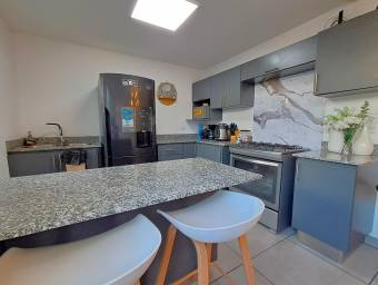 Se vende casa con patio en Heredia 26-993