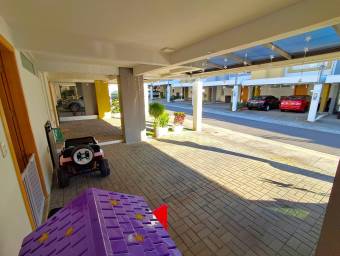 Se vende casa con patio en Heredia 26-993