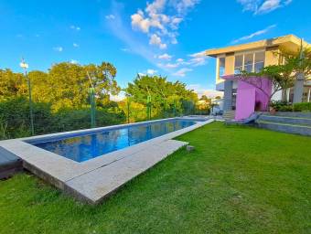 Se vende casa con patio en Heredia 26-993