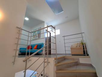 Se vende casa con patio en Heredia 26-993