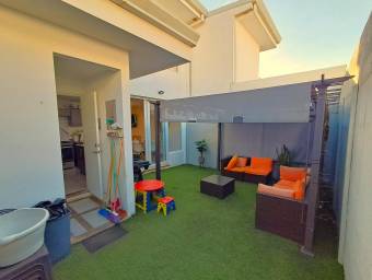 Se vende casa con patio en Heredia 26-993