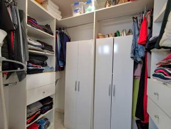 Se vende casa con patio en Heredia 26-993