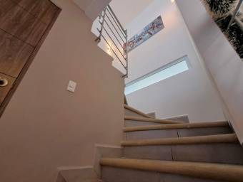 Se vende casa con patio en Heredia 26-993