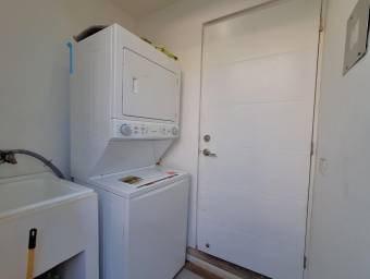 Se vende casa con patio en Heredia 26-993