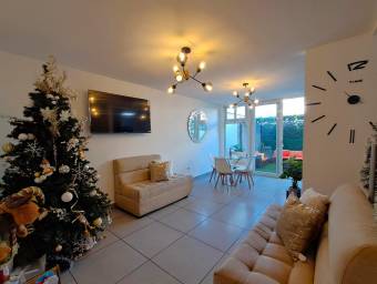 Se vende casa con patio en Heredia 26-993