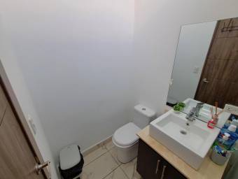 Se vende casa con patio en Heredia 26-993