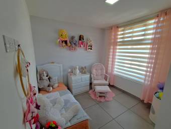 Se vende casa con patio en Heredia 26-993