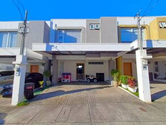 Se vende casa con patio en Heredia 26-993