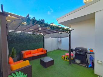 Se vende casa con patio en Heredia 26-993