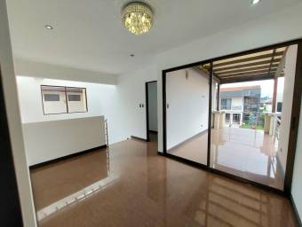 Se vende casa con patio en Ulloa Heredia 26-1076