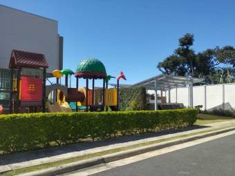 Se vende casa con mucha luz natural en Mercedes Heredia 26-1071