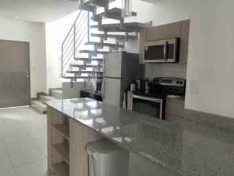 Se vende casa con mucha luz natural en Mercedes Heredia 26-1071