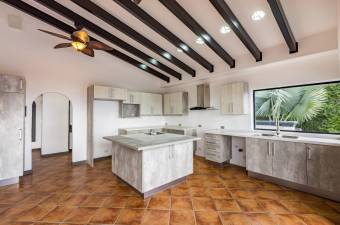 Se vende mansión con lote de más de 5100m2 en San Antonio Escazú  A26-711