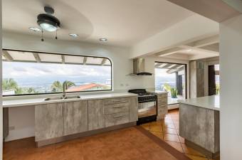 Se vende mansión con lote de más de 5100m2 en San Antonio Escazú  A26-711