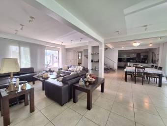 Se casa con amplio patio en Piedades Santa Ana 25-585