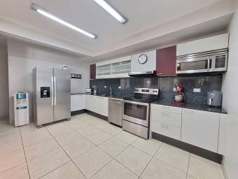 Se casa con amplio patio en Piedades Santa Ana 25-585