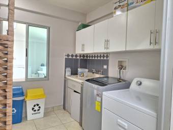 Se casa con amplio patio en Piedades Santa Ana 25-585