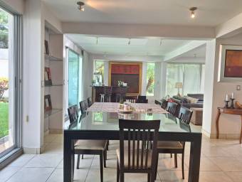 Se casa con amplio patio en Piedades Santa Ana 25-585