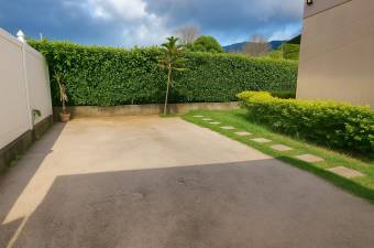 Se vende casa con patio en Santa Ana 25-1966