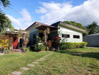 Se vende casa con patio en Santa Ana 25-1966