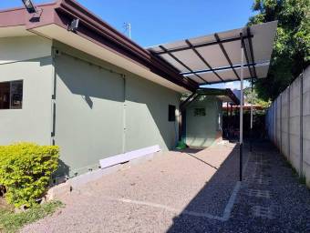 Se vende casa con patio en Santa Ana 25-1966