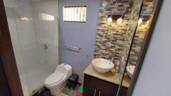 Se vende casa con patio en Santa Ana 25-1966