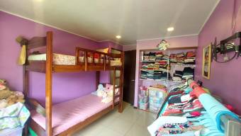 Se vende casa con patio en Santa Ana 25-1966