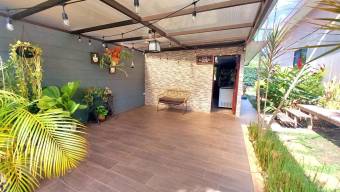 Se vende casa con patio en Santa Ana 25-1966