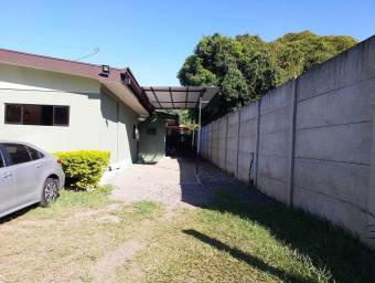 Se vende casa con patio en Santa Ana 25-1966