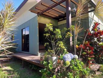 Se vende casa con patio en Santa Ana 25-1966