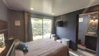 Se vende casa con patio en Santa Ana 25-1966