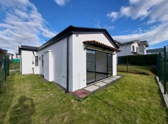 Se alquila casa a estrenar con platio amplio