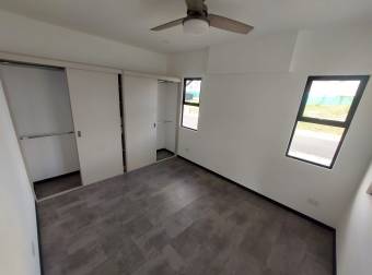 Se alquila casa a estrenar con platio amplio