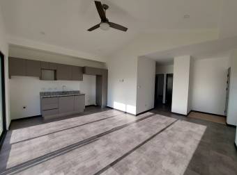 Se alquila casa a estrenar con platio amplio