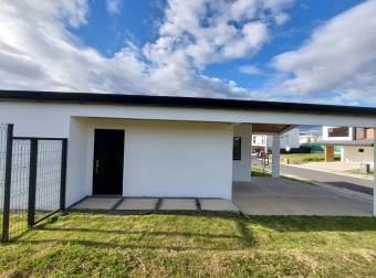 Se alquila casa a estrenar con platio amplio