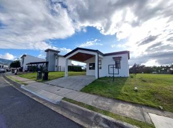 Se alquila casa a estrenar con platio amplio