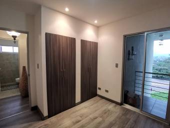 Se vende apartamento con mucha luz natural en Ulloa Heredia 23-1355