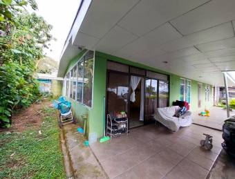 Se vende casa con dos apartamentos para alquilar en Goicoechea San José 26-355