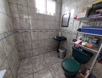 Se vende casa con dos apartamentos para alquilar en Goicoechea San José 26-355