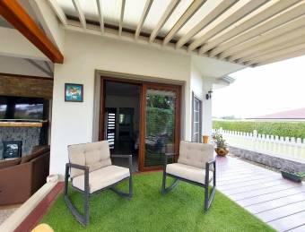 Se vende casa con amplio patio en La Guácima Alajuela 24-919