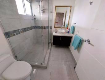 Se vende casa con amplio patio en La Guácima Alajuela 24-919