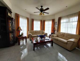 Se vende casa con amplio patio en La Guácima Alajuela 24-919